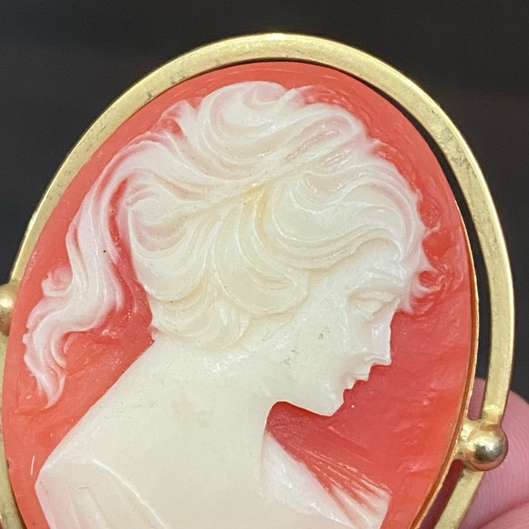 Vintage Unsigned Coral Victorian Cameo Gold-tone Brooch - Picture 11 of 11